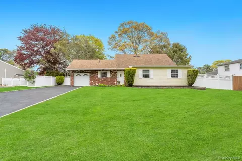 61 Pitchpine Pl, Medford, NY 11763