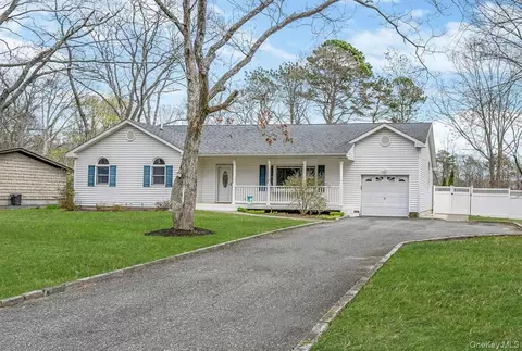 367 Hewlett Ave, Patchogue, NY 11772