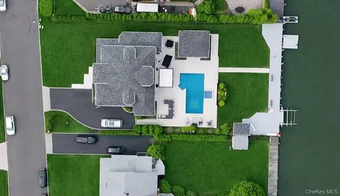 31 Shoal Dr, West Islip, NY 11795