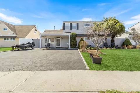 26 Picture Ln, Hicksville, NY 11801