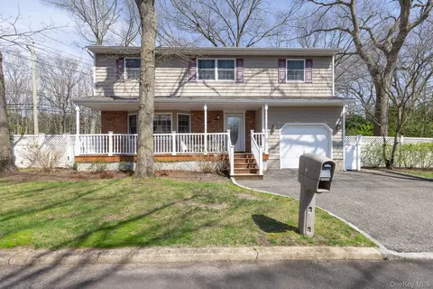 97 Krispin Ln, Setauket, NY 11733