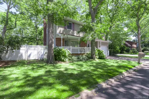 97 Krispin Ln, Setauket, NY 11733