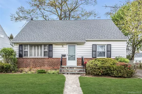 46 Rhodes Dr, North Hempstead, NY 11040