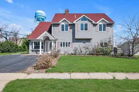 21 Bird Ln, Hicksville, NY 11801