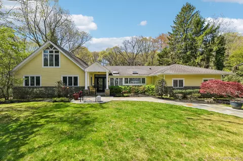 27 Treeview Dr, Melville, NY 11747