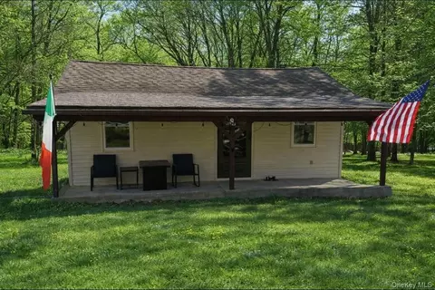 302 Lake Rd, New Windsor, NY 12577