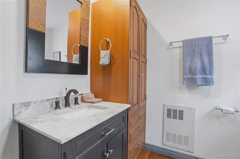 Bath - 6 Willow Ln, Fishkill, NY 12524 photo 2 of 3