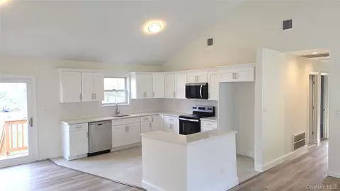 Entry Way - 6 Murray Ln # A, Coram, NY 11727 photo 1 of 1
