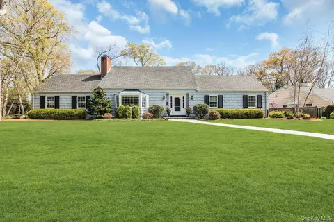 41 Yoakum St, Farmingdale, NY 11735