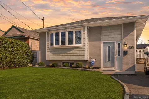 36 Elton St, Westbury, NY 11590