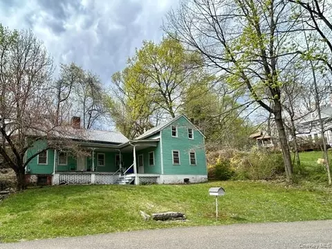 1 Boulderberg Rd, Tomkins Cove, NY 10986