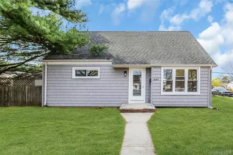 1047 Windermere Rd, Franklin Square, NY 11010