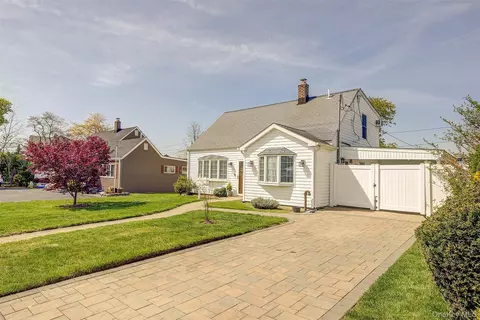 12 Crescent Ln, Levittown, NY 11756