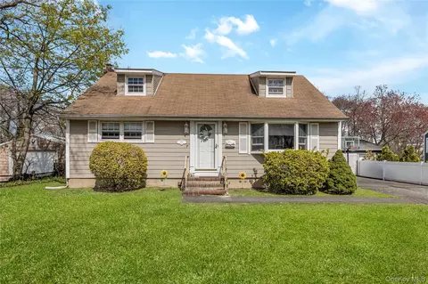 384 S 11th St, Lindenhurst, NY 11757