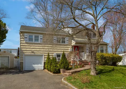 20 Gardenia Ln, Hicksville, NY 11801