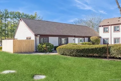 524 Picasso Way #524, Middle Island, NY 11953