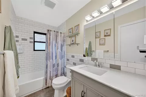 Bath - 457 Forest Rd, Wallkill, NY 12589 photo 2 of 4