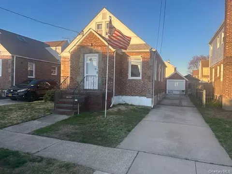 101 Fairfield St, Valley Stream, NY 11581