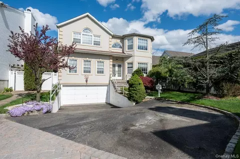 21 Central Ct, North Hempstead, NY 11514