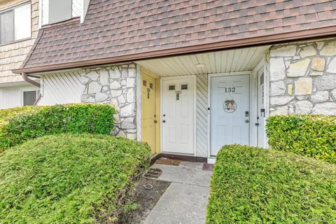129 Pointe Cir N #129, Coram, NY 11727