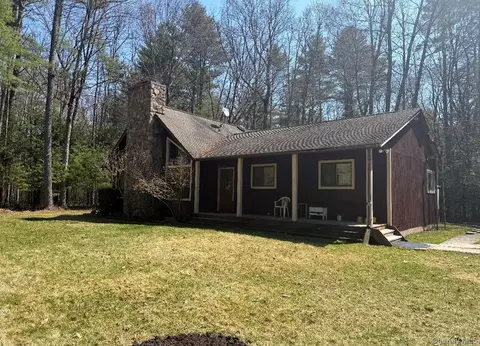21 Parkside Dr, Lumberland, NY 12737