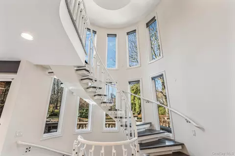 6 Coachmans Ct, North Hempstead, NY 11568