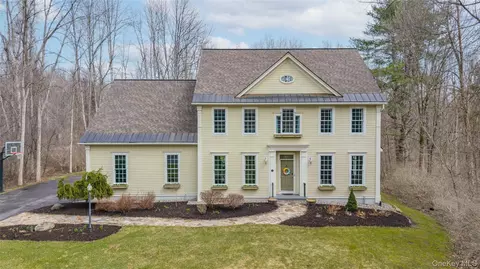 2 Stable Ln, Saratoga Springs, NY 12866