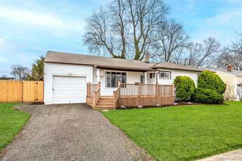 1091 Gardiner Dr, Bay Shore, NY 11706