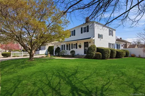 44 Magnolia St, North Hempstead, NY 11590
