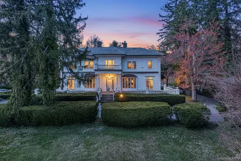 365 E Shore Rd, North Hempstead, NY 11023