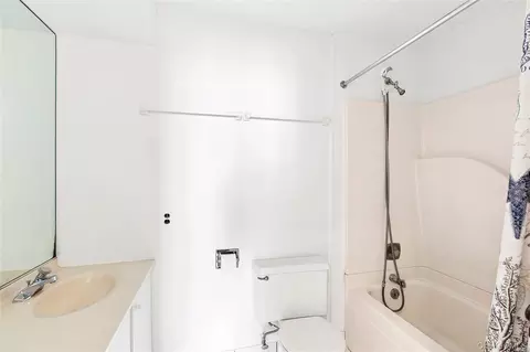 Bath - 261 Dune Rd #5, Westhampton Beach, NY 11978 photo 2 of 2