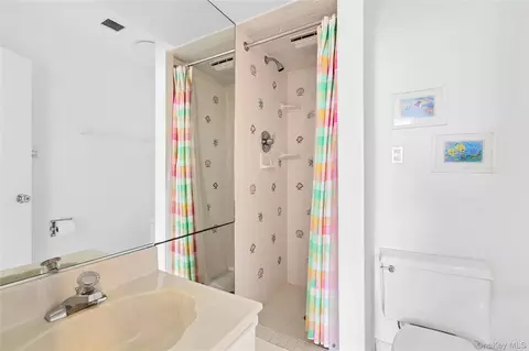 Bath - 261 Dune Rd #5, Westhampton Beach, NY 11978 photo 1 of 2