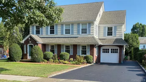 118 4th St, Garden City, NY 11530