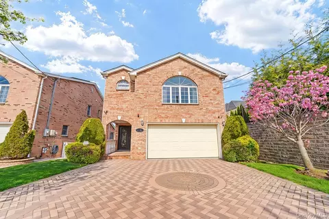 335 Cresthaven Ln, New York, NY 11357