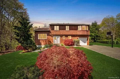 300 Chestnut Ct, Yorktown, NY 10598