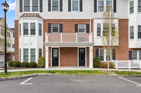 902 Mill Crk N, North Hempstead, NY 11576