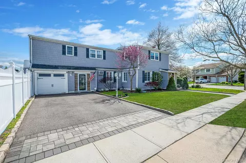 2 Sutton Pl, Massapequa, NY 11758