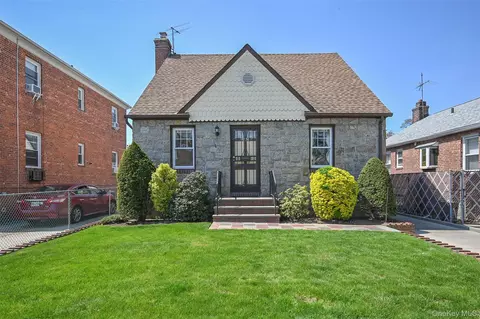 47-36 196th St, Flushing, NY 11358