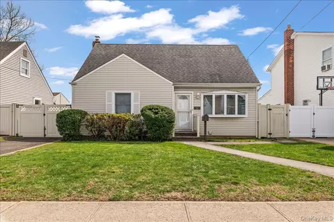 51 Audrey Ave, Plainview, NY 11803