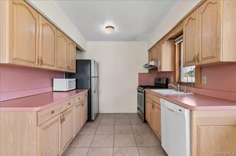 Kitchen - 51 Audrey Ave, Plainview, NY 11803 photo 1 of 2