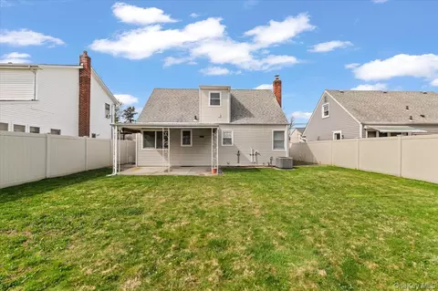 Exterior - 51 Audrey Ave, Plainview, NY 11803 photo 3 of 4