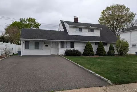 15 Falcon Ln, Levittown, NY 11756