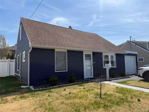 12 Carlton Dr, Massapequa, NY 11758