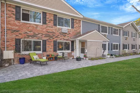 Exterior - 40 W 4th St #103, Patchogue, NY 11772 photo 1 of 2