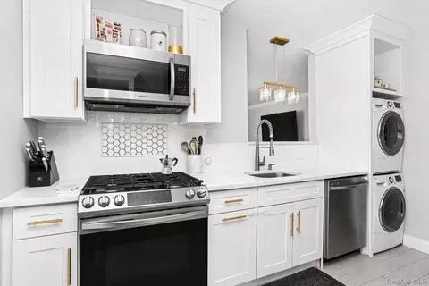 76 Lawrence Ct #C, White Plains, NY 10603