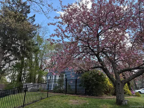 19 Nursery Rd, Melville, NY 11747