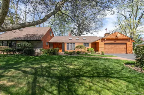 20 Old Farm Rd, North Hempstead, NY 11020