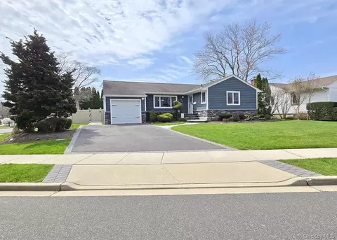 22 Clifford Dr, Farmingdale, NY 11735