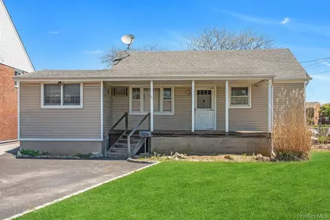 144 W Lake Dr, Lindenhurst, NY 11757