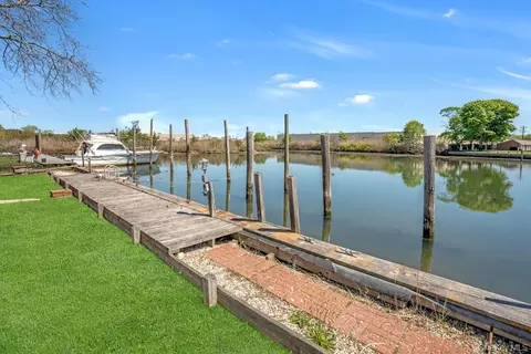 144 W Lake Dr, Lindenhurst, NY 11757